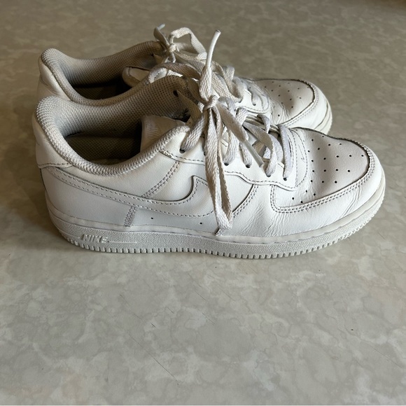 Size 3 youth Air Force one sneakers - Picture 9 of 9